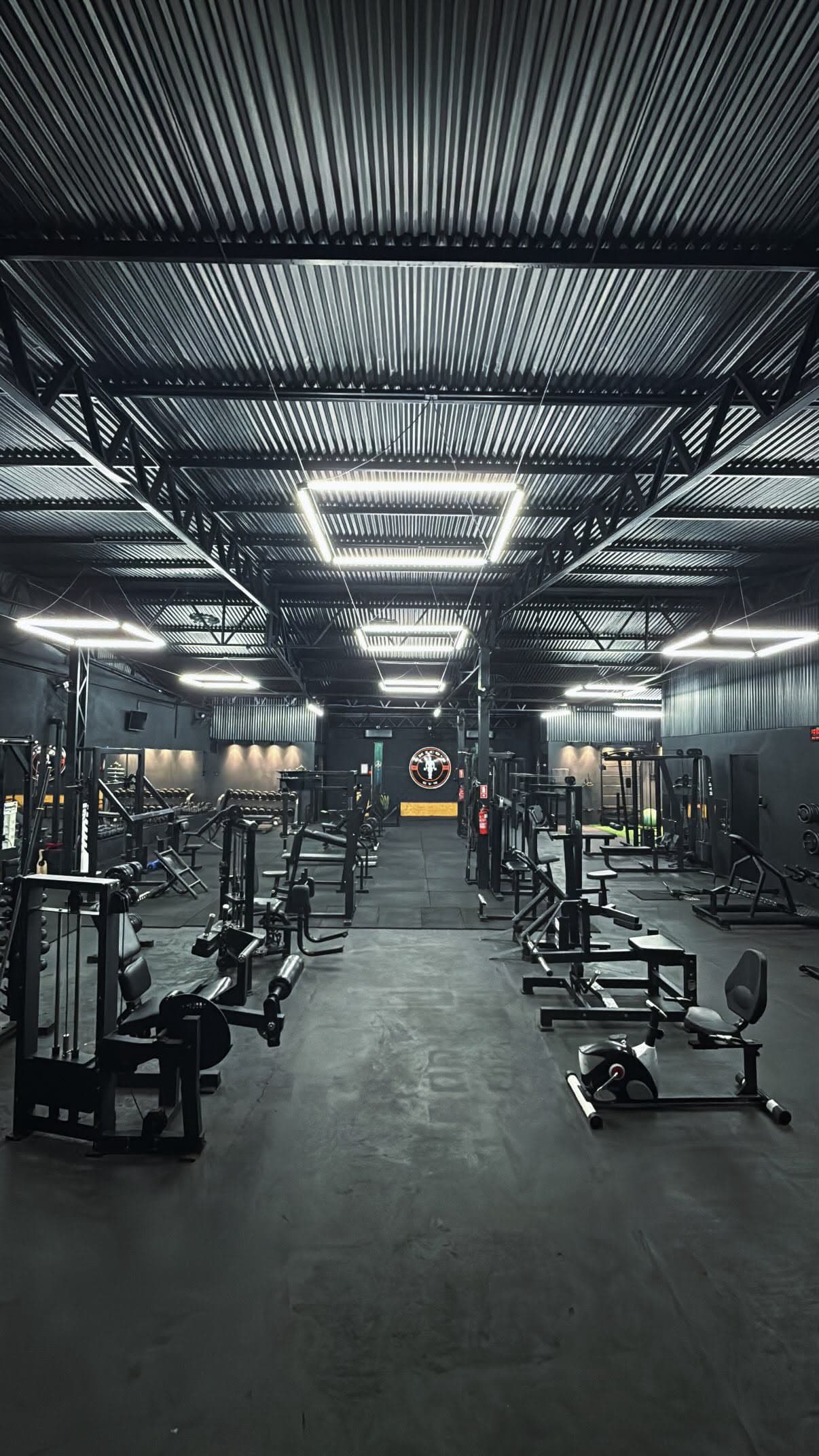 Piso de treino da Chico's Gym, iluminação em losango